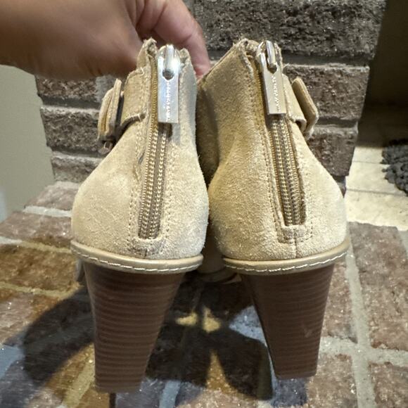 Vince Camuto Fareena Block Heel Open Toe Zip Closure Beige Suede Shoe Womens 11 - Picture 6 of 16